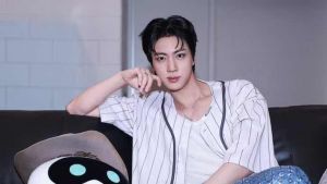 BTS Jin xúc động khi người hâm mộ học tiếng Hàn, chia sẻ lý do dừng tiếp xúc bằng tay trong tour diễn