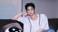 BTS Jin xúc động khi người hâm mộ học tiếng Hàn, chia sẻ lý do dừng tiếp xúc bằng tay trong tour diễn