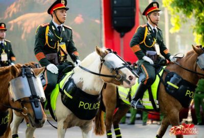 Khối CSCĐ kỵ binh diễu hành quanh hồ Hoàn Kiếm mở màn Nhạc hội Cảnh sát thế giới 2025