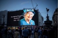 Nữ ho&agrave;ng Anh Elizabeth II băng h&agrave;
