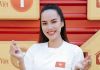Hoa hậu L&ecirc; Ho&agrave;ng Phương ăn mặc giản dị, tr&iacute;ch tiền t&uacute;i tặng c&aacute;c em nhỏ mồ c&ocirc;i