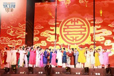 1.000 bạn trẻ mặc Việt Phục đồng diễn trong ng&agrave;y hội T&oacute;c Xanh Vạt &Aacute;o 2026