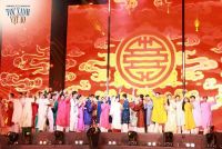 1.000 bạn trẻ mặc Việt Phục đồng diễn trong ng&agrave;y hội T&oacute;c Xanh Vạt &Aacute;o 2026