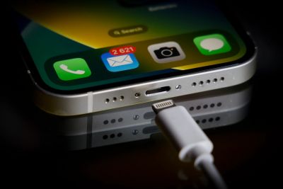 Apple cân nhắc loại bỏ cổng USB-C khỏi iPhone 17 Air