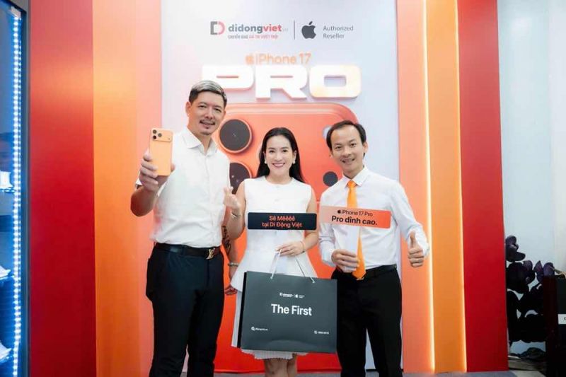 MC Sam, DJ Mie c&ugrave;ng d&agrave;n sao Việt &lsquo;đập hộp&rsquo; iPhone 17 Pro Max sớm nhất Việt Nam