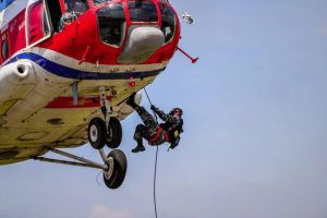 MONO đáp trực thăng xuống nóc Trung tâm Hội nghị Quốc gia, khán giả choáng ngợp