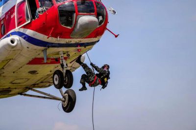 MONO đáp trực thăng xuống nóc Trung tâm Hội nghị Quốc gia, khán giả choáng ngợp