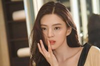 Han So Hee h&agrave;nh xử bất thường, nổi loạn