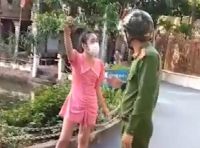Bị mời về phường l&agrave;m việc v&igrave; vi phạm gi&atilde;n c&aacute;ch, c&ocirc; g&aacute;i trẻ thản nhi&ecirc;n đ&aacute;p: &ldquo;Em chưa mặc &aacute;o ngực, anh cho em về thay&rdquo;