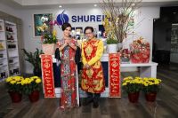 MC - Nh&agrave; văn Nguyễn Ngọc Ngạn trẻ trung với &aacute;o d&agrave;i Tết của NTK Thiệu Vy