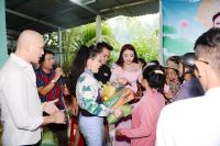 Hoa hậu L&ecirc; Kh&aacute;nh Ti&ecirc;n, Kim Tiểu Long c&ugrave;ng d&agrave;n nghệ sĩ l&agrave;m từ thiện nh&acirc;n dịp Vu lan