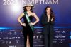 Trưởng BTC Miss Earth 2023 Trương Ngọc &Aacute;nh trao sash cho th&iacute; sinh Miss Earth
