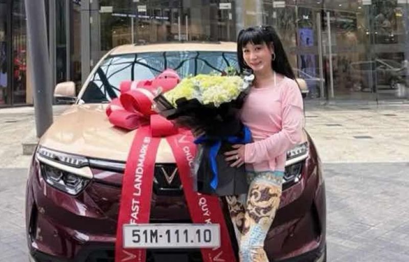 Nghệ sĩ Uy&ecirc;n Thảo bất ngờ với chọn biển số đẹp khi&nbsp;lựa chọn xe điện VinFast