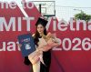 NSND Trịnh Kim Chi v&agrave; &ocirc;ng x&atilde; mừng con g&aacute;i V&otilde; Trịnh Kh&aacute;nh Ng&acirc;n nhận bằng Tốt nghiệp&nbsp;