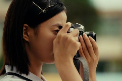 Summer's Camera khắc họa mối t&igrave;nh đầu v&agrave; h&agrave;nh tr&igrave;nh chữa l&agrave;nh đầy cảm x&uacute;c