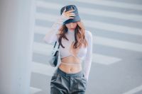 Ngọc Trinh "biến" s&acirc;n bay th&agrave;nh s&agrave;n diễn khi li&ecirc;n tục đổi đồ