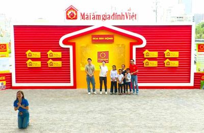 L&acirc;m Vỹ Dạ quỳ gối k&ecirc;u gọi quy&ecirc;n g&oacute;p từ thiện