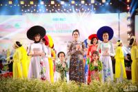 &Aacute; hậu Dương Yến Phi quyến rũ trong vai tr&ograve; vedette tại 'Lễ hội &aacute;o d&agrave;i 2019'
