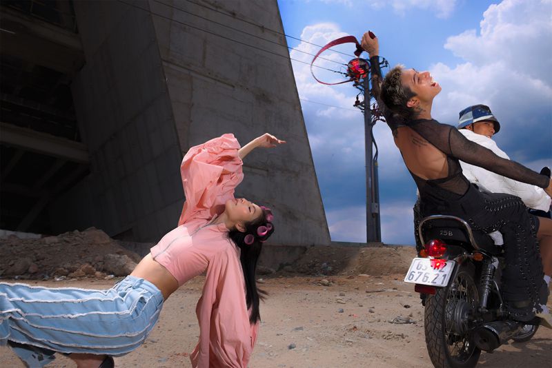 Bộ ảnh ''CƯỚP'' của Môi Điên fashion gây sóng gió trên cộng đồng mạng