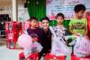 CEO Bảo Ho&agrave;ng d&ugrave;ng giải thưởng thắng được trao 100 chiếc balo cho học sinh ngh&egrave;o tại Đồng Th&aacute;p