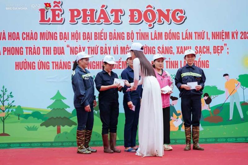 Hoa hậu Trần Thị Mỹ Linh xắn tay dọn rác, trao quà cho công nhân vệ sinh 