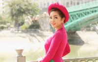 Nghệ sỹ H&agrave;i Th&uacute;y Nga diện &aacute;o d&agrave;i Việt H&ugrave;ng, duy&ecirc;n d&aacute;ng b&ecirc;n cầu cổ S&agrave;i G&ograve;n