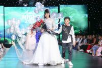 Người đẹp Nguyễn Thị Th&agrave;nh c&ugrave;ng NTK Tạ Linh Nh&acirc;n kể chuyện cổ t&iacute;ch của xứ sở Dorii tr&ecirc;n s&acirc;n khấu Angel Night
