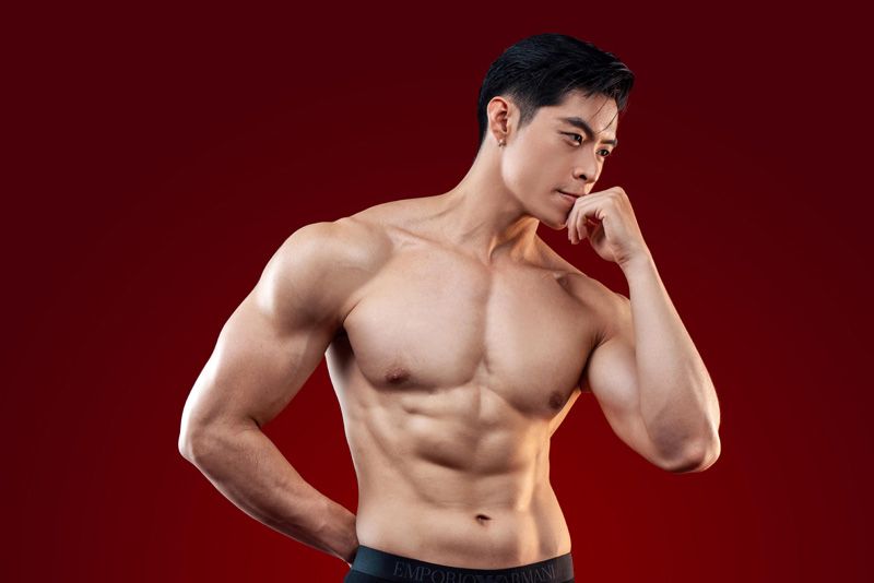 Phi Việt khoe body rực lửa cạnh tranh với dàn thí sinh Nam vương Hoàn vũ