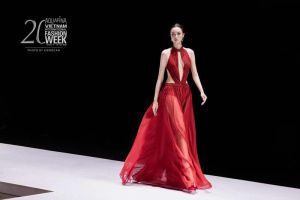 Trịnh Mỹ Anh chứng minh sức h&uacute;t sau Miss Earth 2025 khi&nbsp; li&ecirc;n tục l&agrave;m first face ở VIFW 2025