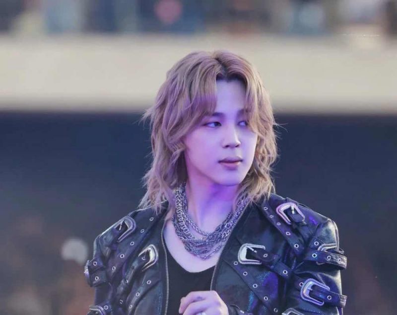 Jimin ngừng diễn để gi&uacute;p đỡ fan tại Brussels
