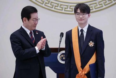 Faker nhận Hu&acirc;n chương Rồng Xanh từ Tổng thống, dấu mốc lịch sử của thể thao điện tử H&agrave;n Quốc