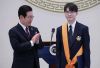 Faker nhận Hu&acirc;n chương Rồng Xanh từ Tổng thống, dấu mốc lịch sử của thể thao điện tử H&agrave;n Quốc