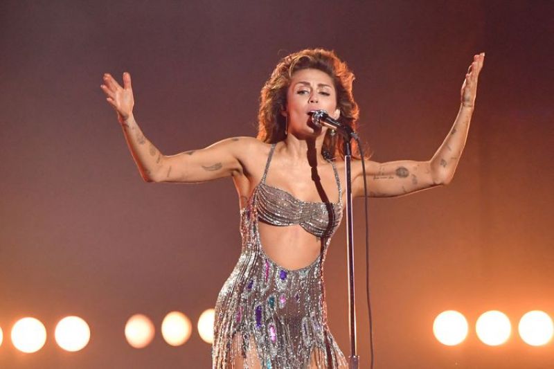 Miley Cyrus và bộ sưu tập gần 50 hình xăm: Khi làn da trở thành nhật ký đời sống