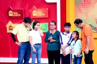 Quyền Linh, Ốc Thanh V&acirc;n v&agrave; Xu&acirc;n Nghị kh&ocirc;ng kiềm được cảm x&uacute;c trước c&aacute;c em nhỏ mồ c&ocirc;i