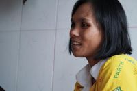 Chị g&aacute;i Hồ Văn Cường phải nhặt ve chai kiếm sống?